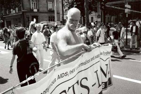 Manifestation contre le SIDA. boulevard Saint-Michel, Paris (1998)
